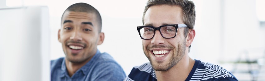 Twee mannen die naar pc kijken